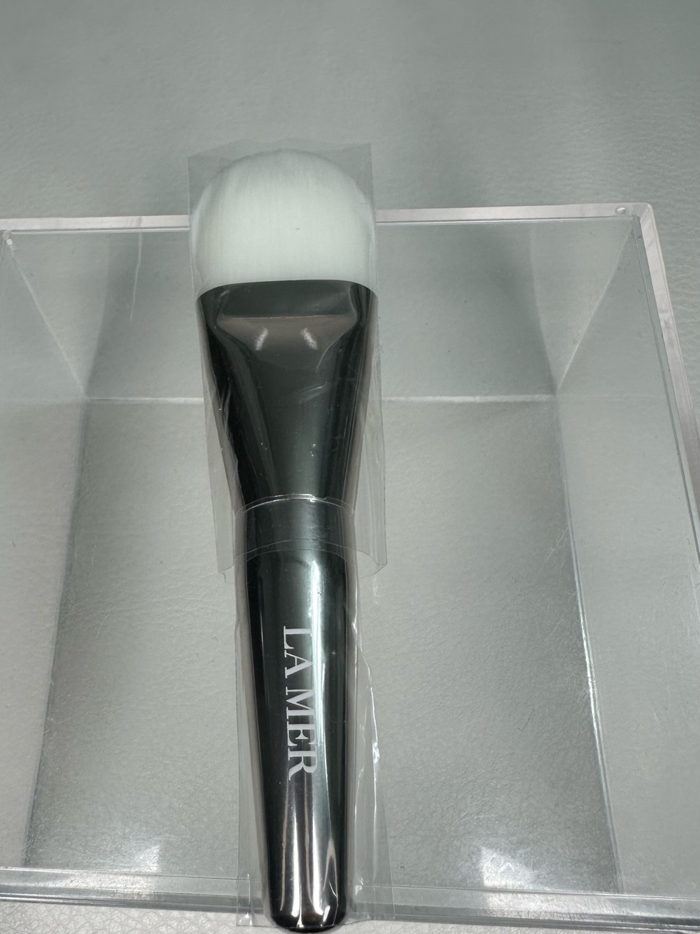 La Mer Black Handle White Bristle foundation Brush